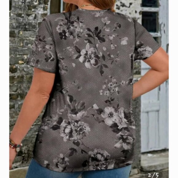 NWT Emery Rose Short Sleeve V-Neck Gray & Black Floral Top‎ Size 3X - Picture 3 of 3